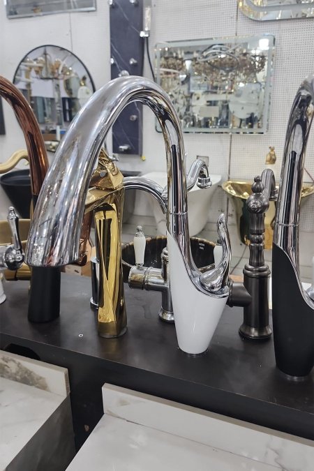 حنفية مطبخ منحوتة بلون أبيض وكروم